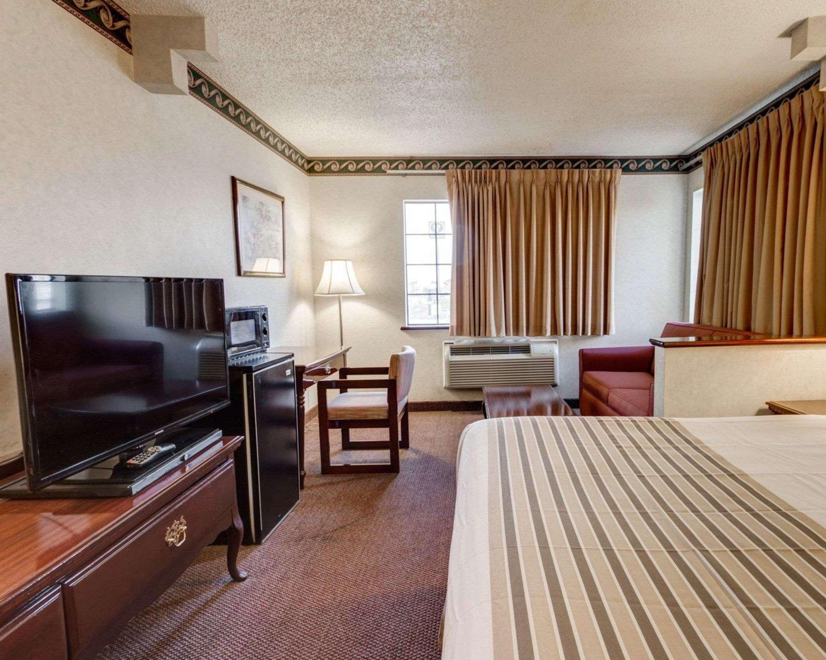 Econo Lodge Inn & Suites Эль-Пасо Экстерьер фото