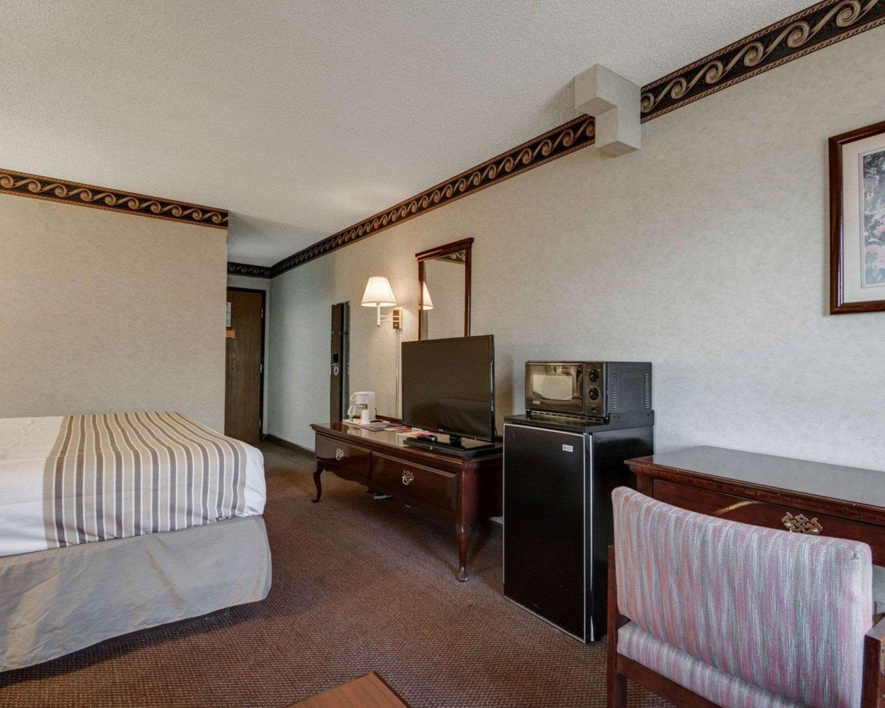 Econo Lodge Inn & Suites Эль-Пасо Экстерьер фото