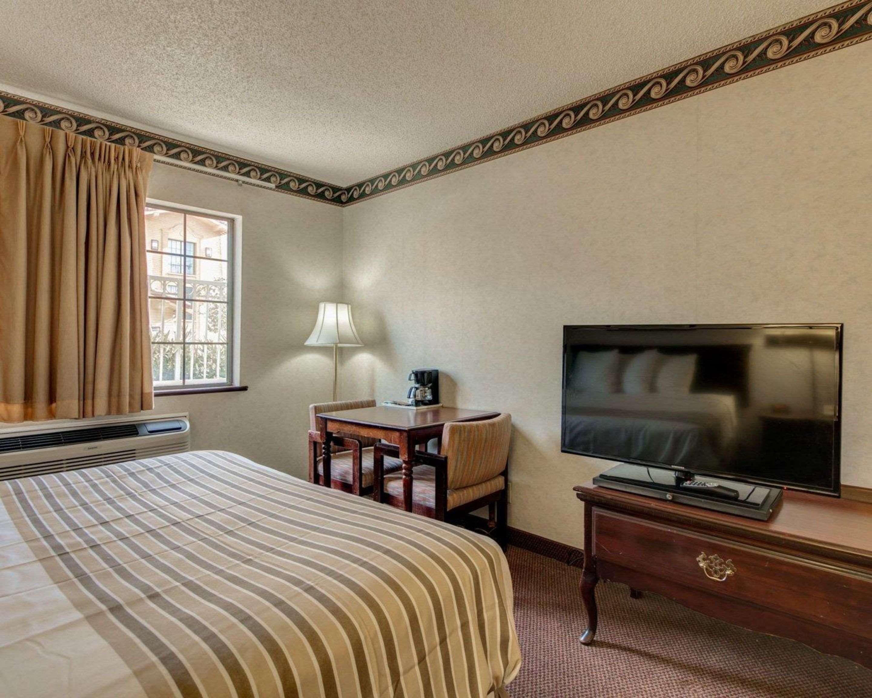 Econo Lodge Inn & Suites Эль-Пасо Экстерьер фото