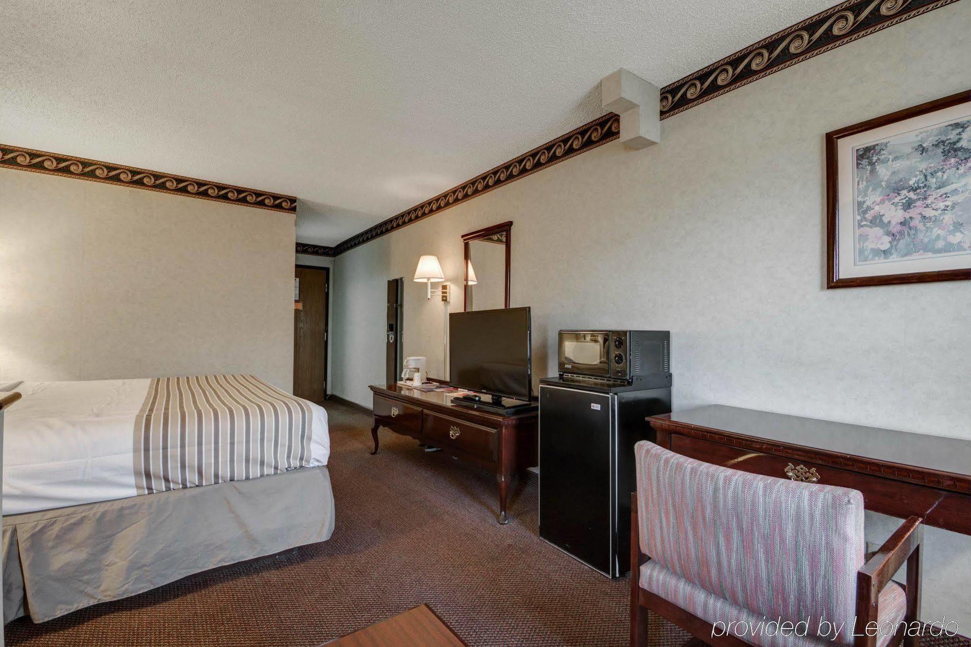 Econo Lodge Inn & Suites Эль-Пасо Экстерьер фото